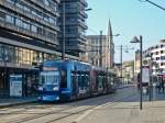 Ein Straßenbahn-Niederflurfahrzeug des Typs NGT8D verlässt auf der Braunschweiger Straßenbahnlinie M3 von Hagenmarkt nach Weserstraße die Station Rathaus.